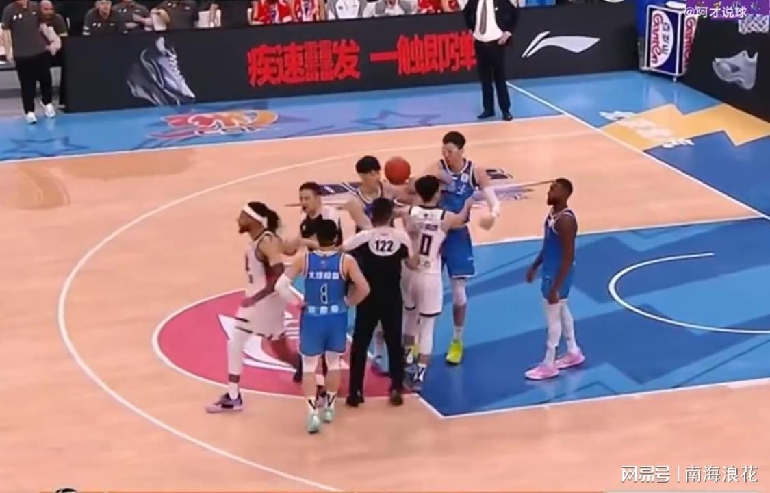 九游服务-唉！国家队2.16米中锋，连续两场遭小外隔扣+冲突，球迷：太窝囊