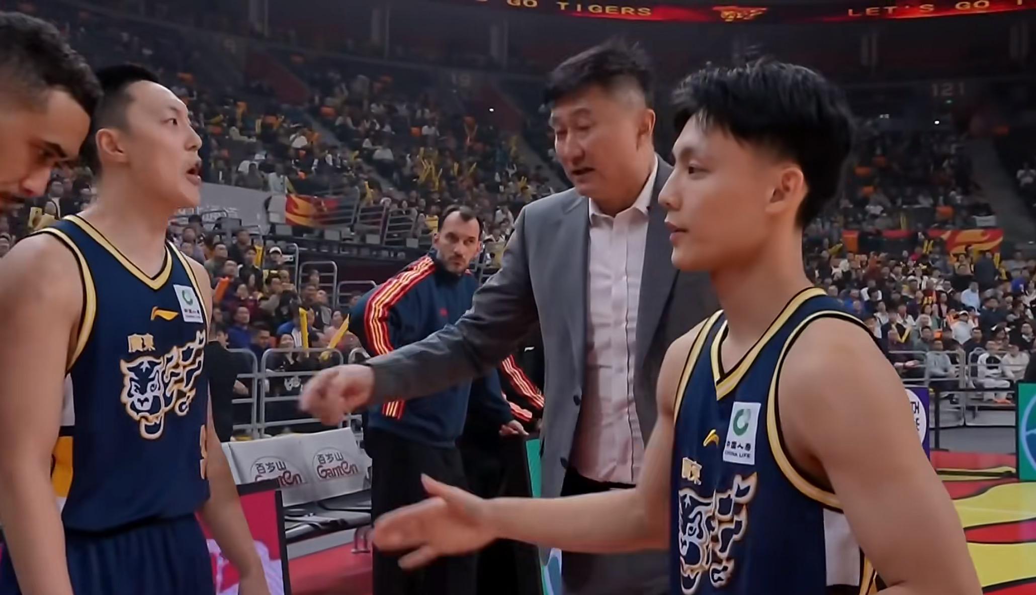 九游平台-广东3消息！郭士强三请徐杰回男篮，崔永熙摊牌，麦考尔回归训练