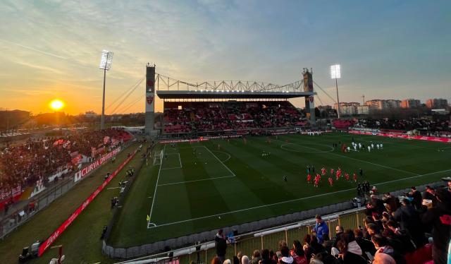 九游平台-【现场】老友重逢致敬过去，米兰用胜利瞄准未来