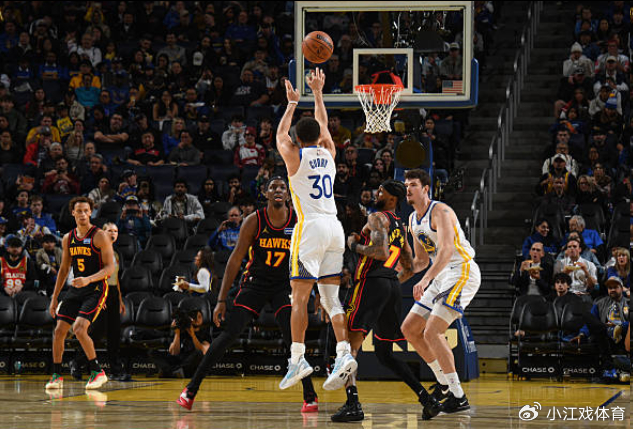 库里下半场20分难阻勇士惨败 镜头捕捉失落一幕：坐板凳毛巾捂脸|斯蒂芬·库里|肯纳德|外线|亚特兰大老鹰队|金州勇士队_新浪体育_新浪新闻