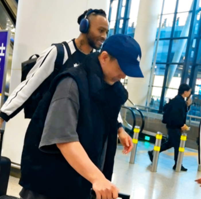 九游服务-辽宁新CP组合?莫兰德趴在赵继伟身上撒娇,机场落地还聊了一路|杨鸣|辽宁男篮|季后赛|沈阳|球迷_新浪体育_新浪新闻